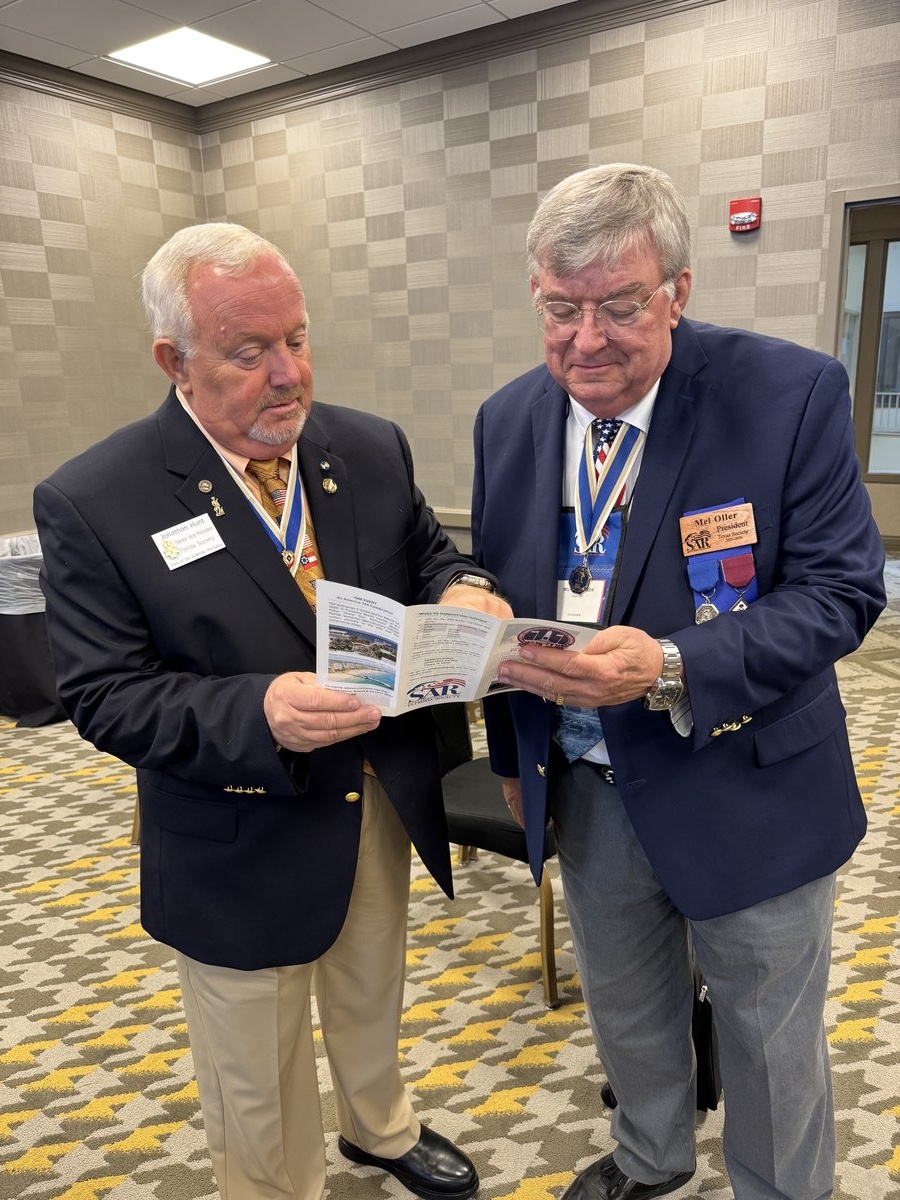 Jonathan Hunt (left) discussed the monument project with Texas Society President Mel Oller (right) at the fall leadership conference in Louisville, Kentucky